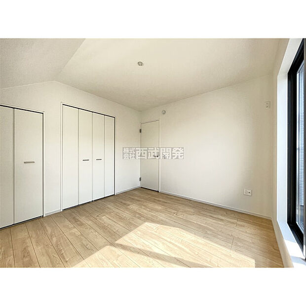 洋服などをすべて収納して室内空間は広々快適