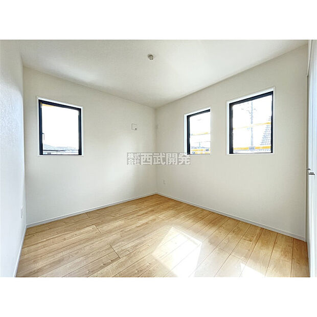 穏やかな日差しと心地よい風が吹き抜ける窓配置