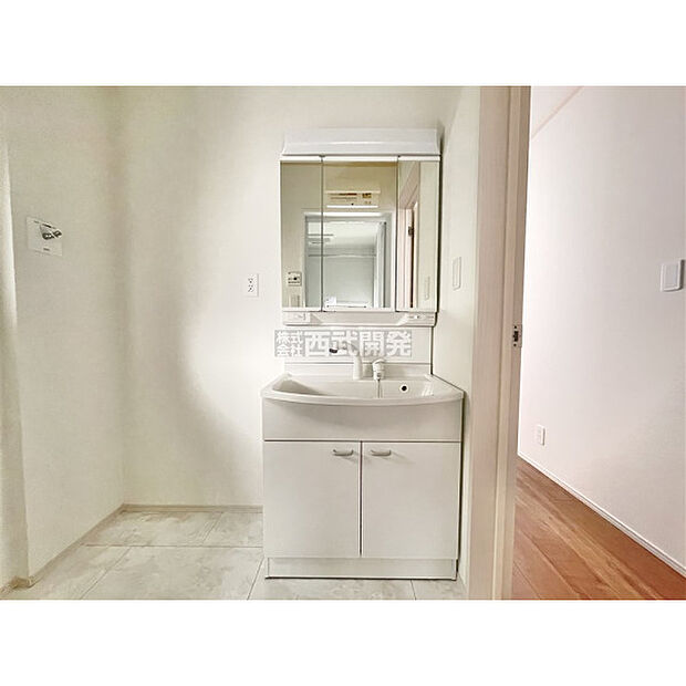 収納力の高い三面鏡付洗面台のある洗面所