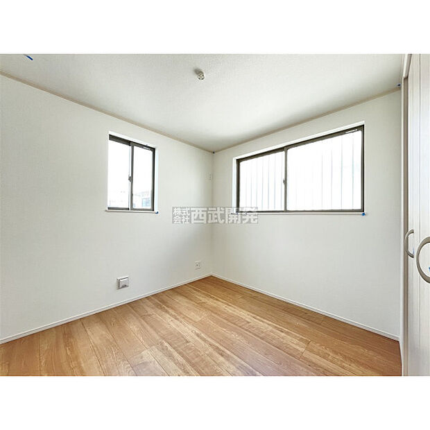 穏やかな日差しと心地よい風が吹き抜ける窓配置