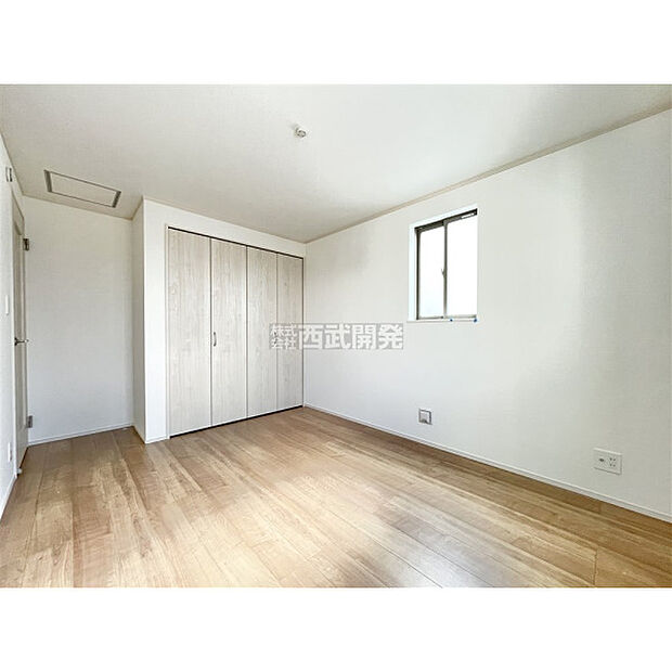 洋服などをすべて収納して室内空間は広々快適