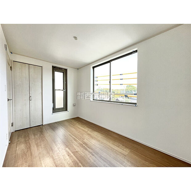 明るい日差しが注ぎ込む居室空間