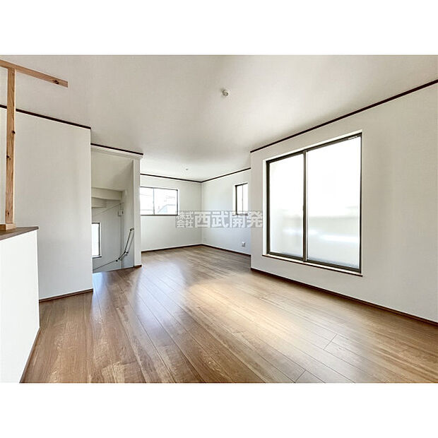 大きな窓からたっぷりの陽が入るＬＤＫ