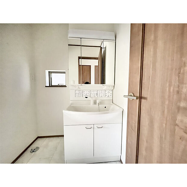 収納力の高い三面鏡付洗面台のある洗面所