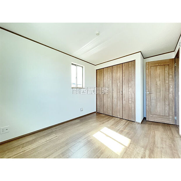 たっぷりの陽光に包まれる明るい室内