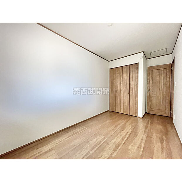 洋服などをすべて収納して室内空間は広々快適