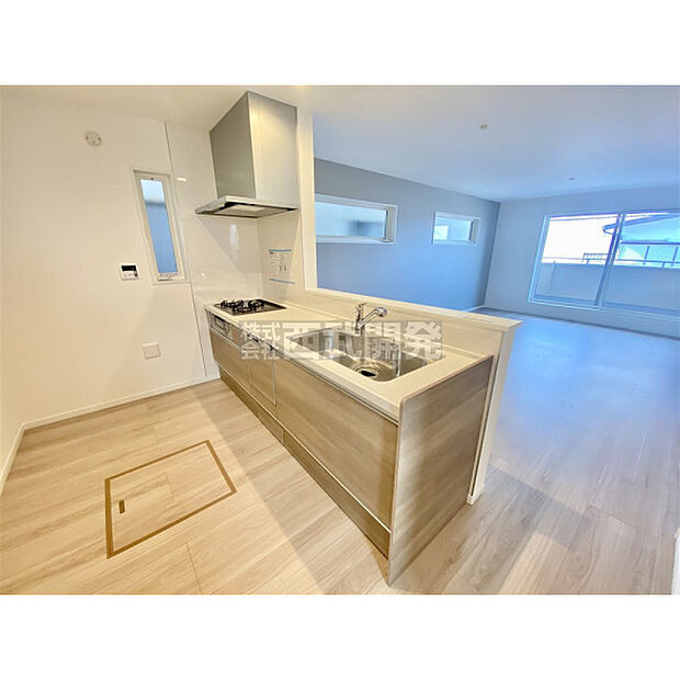 空間の広がりを演出するオープン式対面キッチンです。視界を遮らないのでゆとりの空間が生まれます。