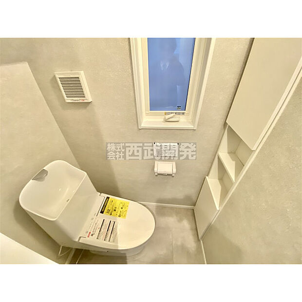 トイレには埋め込み式の壁面収納棚を設置いたしました。壁掛リモコンの温水洗浄便座、換気用の小窓もついてます。