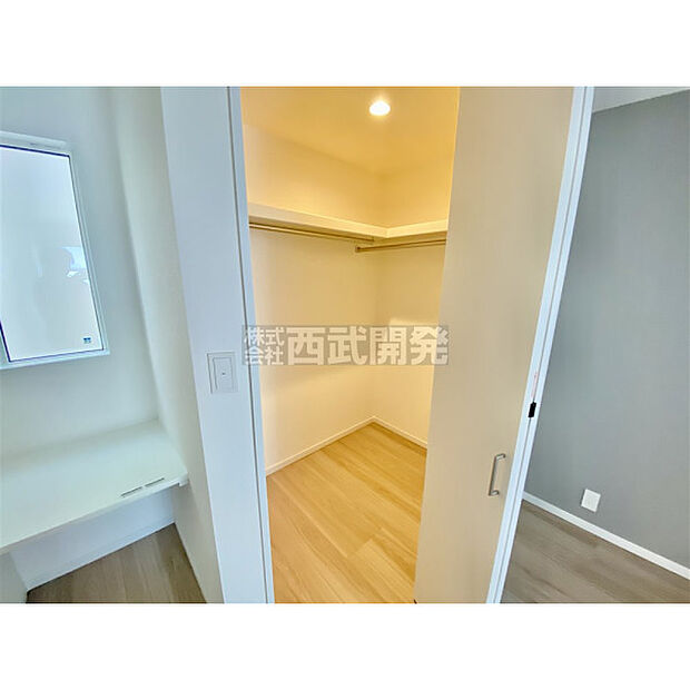 大容量のウォークINクローゼット付、衣類や鞄のほかに、かさばる荷物や季節物もスッキリ片付きます。