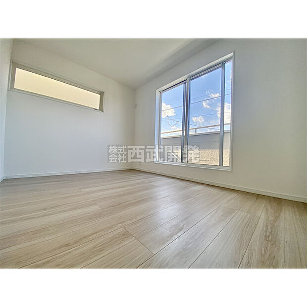 穏やかな日差しと心地よい風が吹き抜ける窓配置