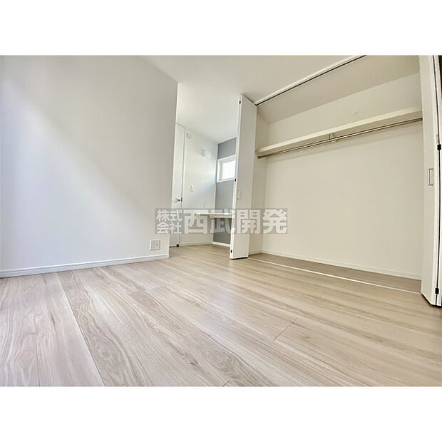 洋服などをすべて収納して室内空間は広々快適