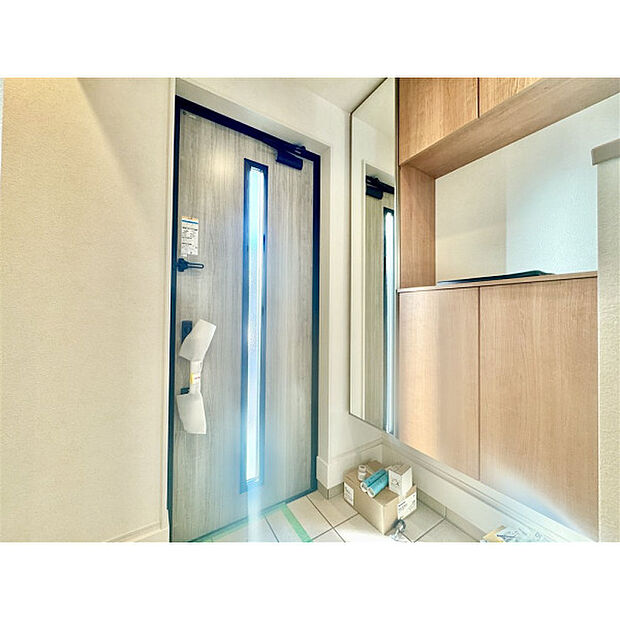 シューズボックスには鏡が付いているので、外出前の身支度チェックができます。