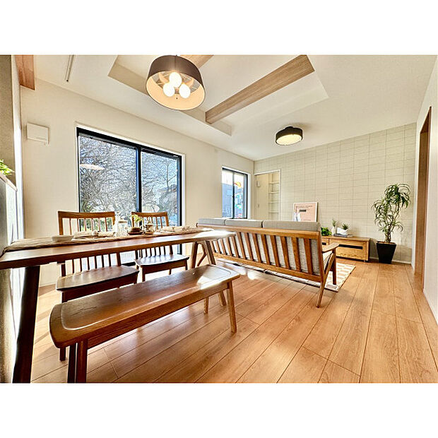 リビングには太陽の光が射し込みます。家族が集まる場所だからこそ、明るい空間作りがかかせません。