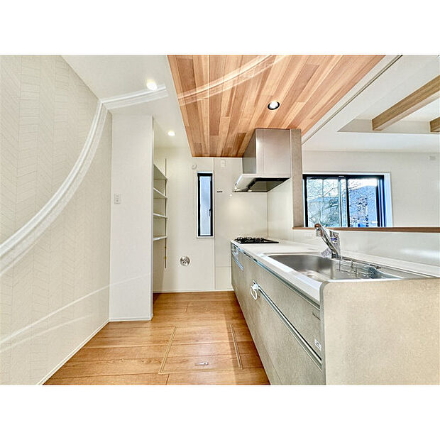 食器洗浄機付です。あらいものは毎日のこと、あれば何かと便利な設備です。