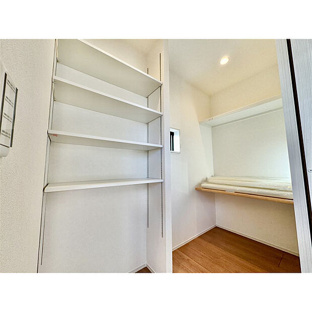 ちょっとした収納スペースは思いのほか頼りになる存在。掃除機入れたりストックヤードにしたり、使い方はアイデア次第。