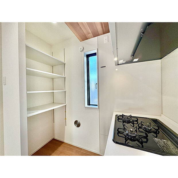 キッチンに収納棚があると便利ですね。