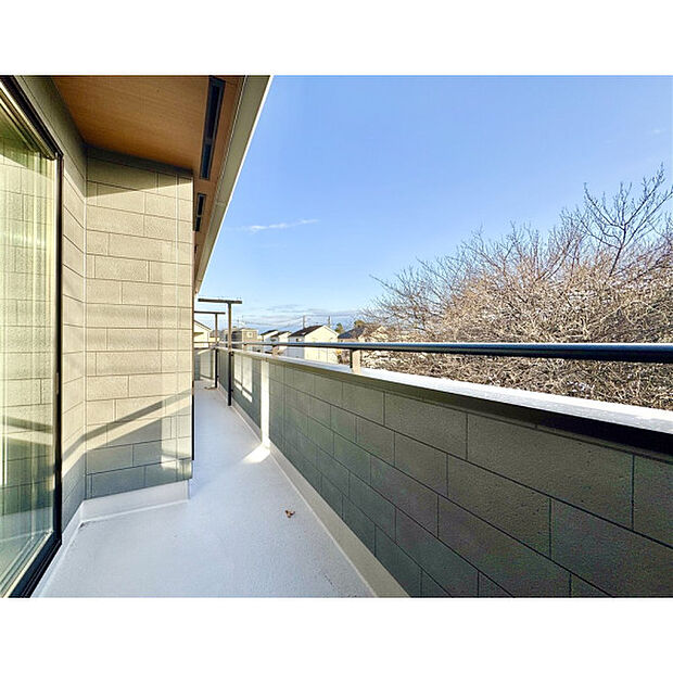 ワイドなバルコニーで洗濯物もお布団も、たくさん干せます。広いバルコニーは使い勝手が良好です。