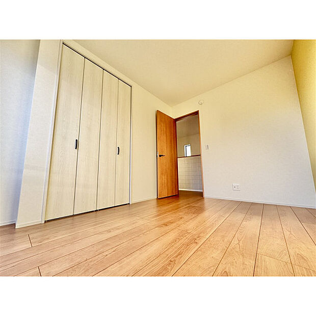 洋服などをすべて収納して室内空間は広々快適