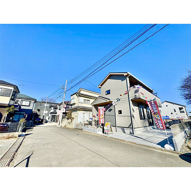 車通りの少ない前面道路です。