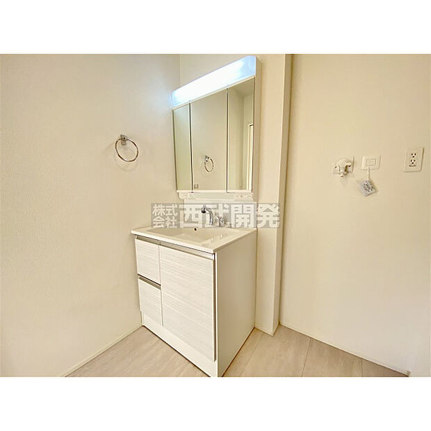 収納力と機能性に優れた三面鏡洗面化粧台です。鏡の裏は収納スペースになっていますので、すっきり清潔に保てます。