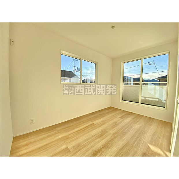 穏やかな日差しと心地よい風が吹き抜ける窓配置