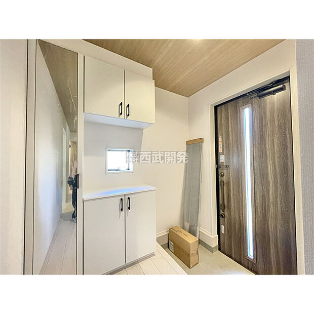 シューズボックスには鏡が付いているので、外出前の身支度チェックができます。