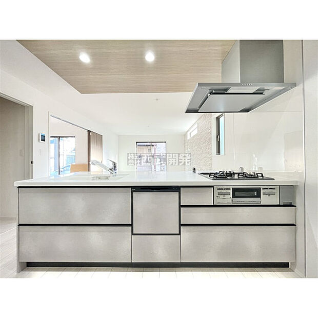 料理中もリビングの家族に目が届く対面カウンターキッチン。食器洗い乾燥機付きなので、食後はゆっくり家族だんらんを楽しめます