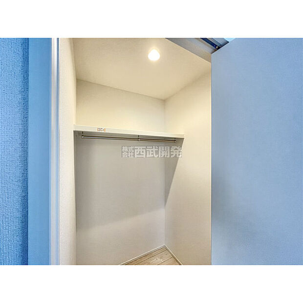 大容量のウォークINクローゼット付、衣類や鞄のほかに、かさばる荷物や季節物もスッキリ片付きます。