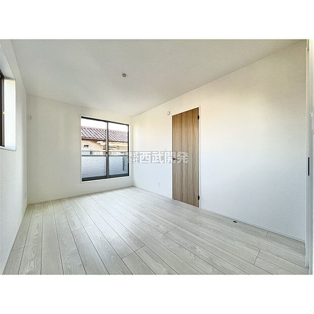 洋室は日当り・通風ともに良好です。明るい部屋はそれだけで気分が晴れやかになりますね。