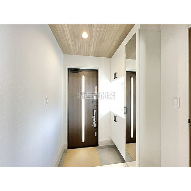 シューズボックスには鏡が付いているので、外出前の身支度チェックができます。