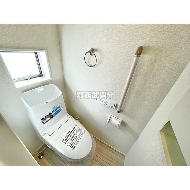 トイレについた小窓は換気に役立ちます。その他暗くなりがちな空間も明るくなりますよ。