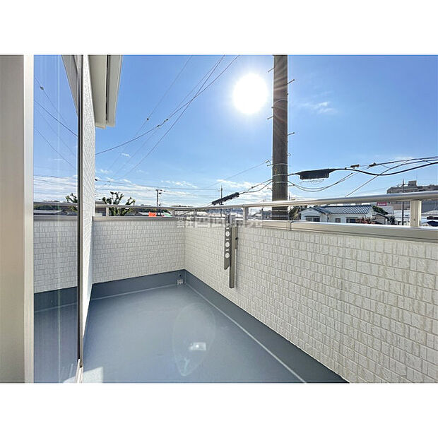 太陽の光が射し込むバルコニーは、洗濯物を干すのが楽しくなりますね。