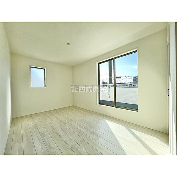 穏やかな日差しと心地よい風が吹き抜ける窓配置