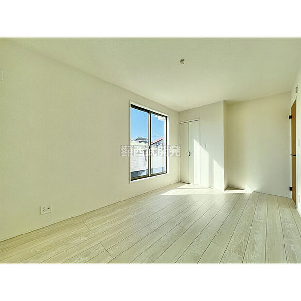 部屋にはクローゼットがございます。収納が多いお家はすっきりして快適空間です。