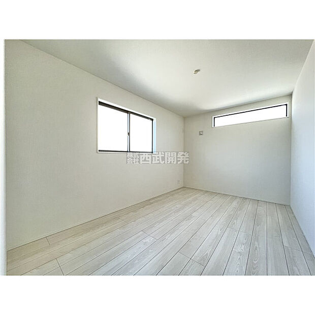 穏やかな日差しと心地よい風が吹き抜ける窓配置