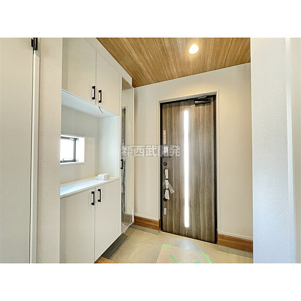 シューズボックスには鏡が付いているので、外出前の身支度チェックができます。