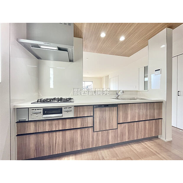 料理中もリビングの家族に目が届く対面カウンターキッチン。食器洗い乾燥機付きなので、食後はゆっくり家族だんらんを楽しめます