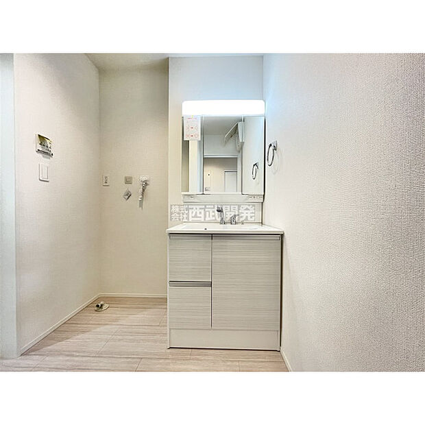 収納力と機能性に優れた三面鏡洗面化粧台です。鏡の裏は収納スペースになっていますので、すっきり清潔に保てます。