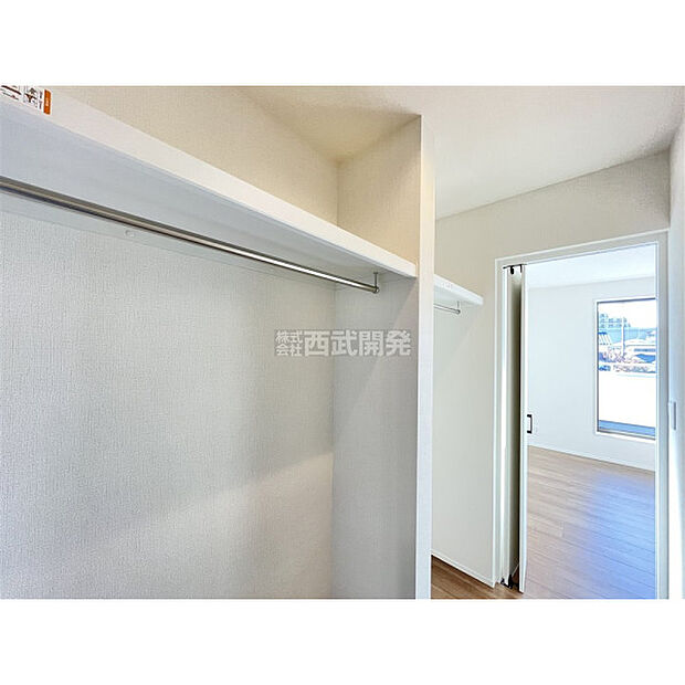 大容量のウォークINクローゼット付、衣類や鞄のほかに、かさばる荷物や季節物もスッキリ片付きます。