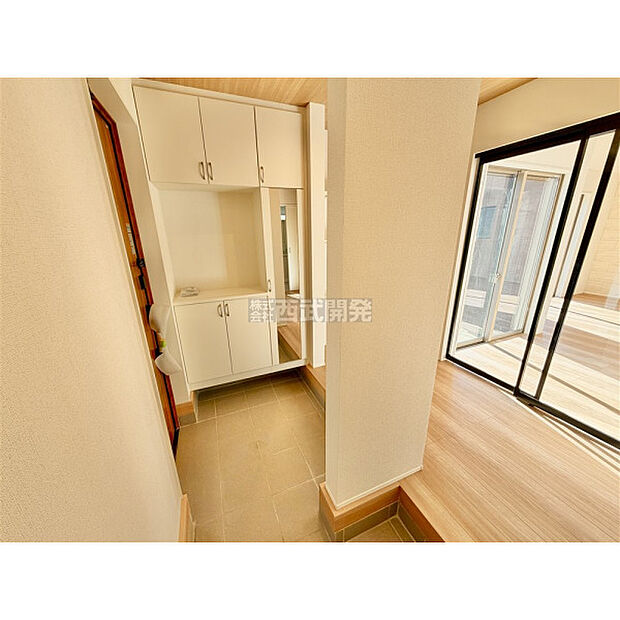 玄関脇にシューズインクローゼットがあると、季節ごとの靴の収納が上手にできるだけでなく、ベビーカーやゴルフバッグなどの収納にも大変便利です。