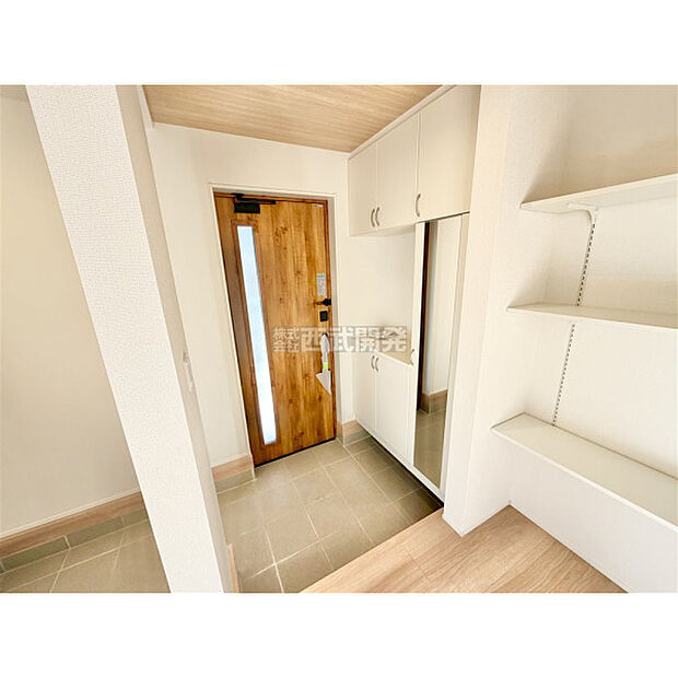 ゆとりある玄関スペースは第一印象グッド。