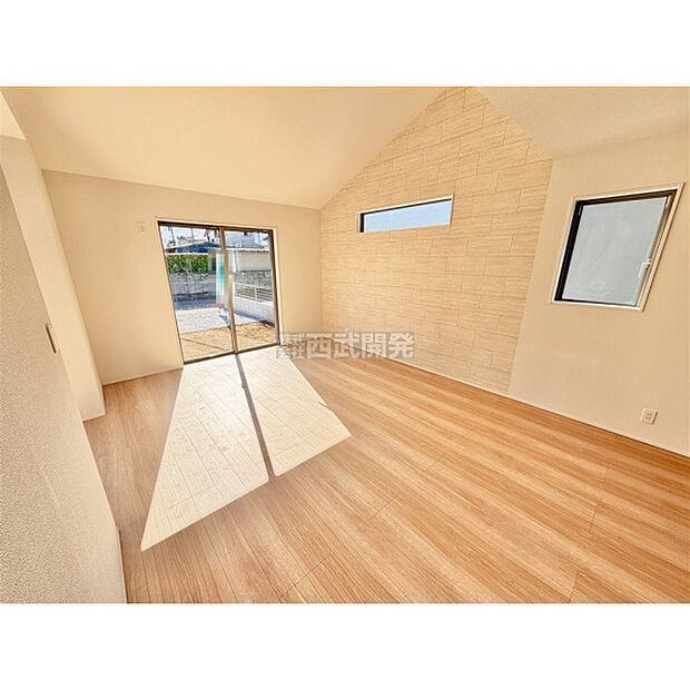 リビングには太陽の光が射し込みます。家族が集まる場所だからこそ、明るい空間作りがかかせません。