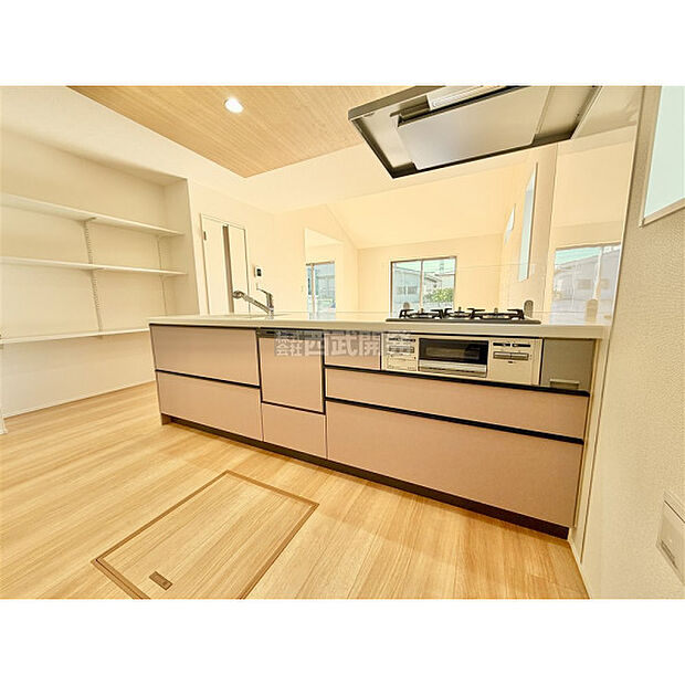 空間の広がりを演出するオープン式対面キッチンです。視界を遮らないのでゆとりの空間が生まれます。