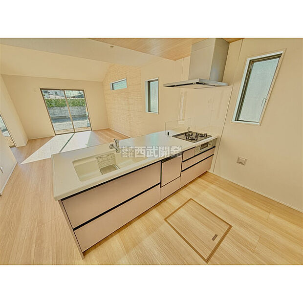 キッチンの蛇口には浄水機能が付いています。シャワーヘッドタイプなのでお掃除も楽になりますね。