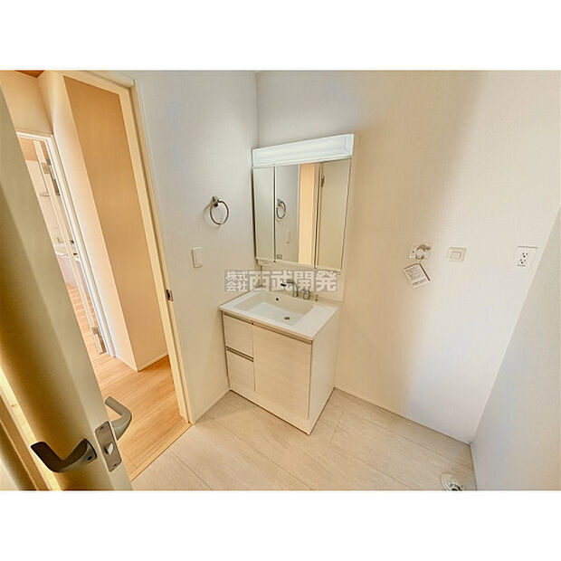 収納力と機能性に優れた三面鏡洗面化粧台です。鏡の裏は収納スペースになっていますので、すっきり清潔に保てます。