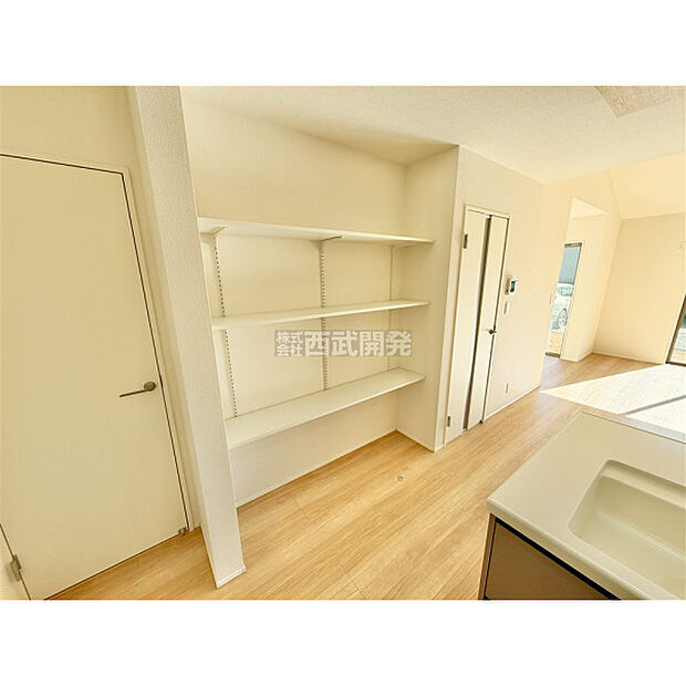 リビングの収納はお洒落な飾り棚としても重宝します。