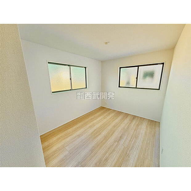 穏やかな日差しと心地よい風が吹き抜ける窓配置