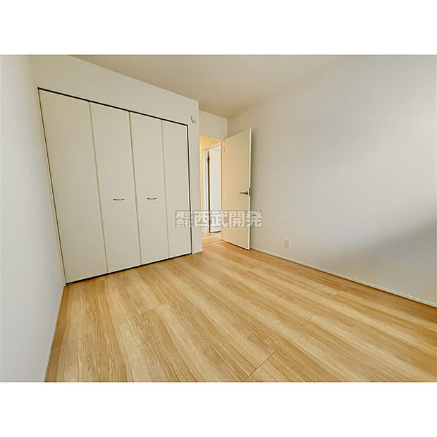 洋服などをすべて収納して室内空間は広々快適