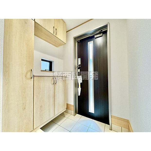 大きなシューズボックス。中の棚板は可動式なのでブーツや長靴なども楽々収納できます。