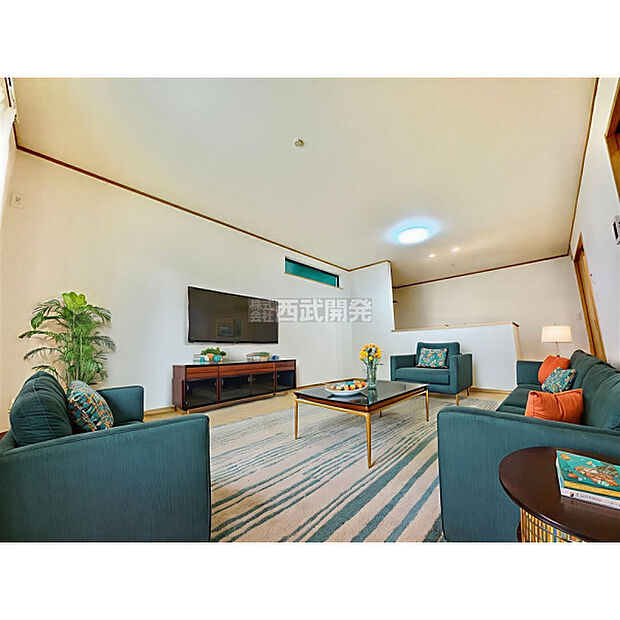 配置してある家具や小物はCGによるイメージです。柔らかな光が射し込む家族団らんのＬＤＫ